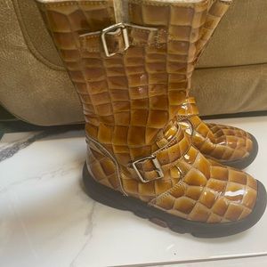 Naturino girl’s winter boots patent leather alligator print brown .
